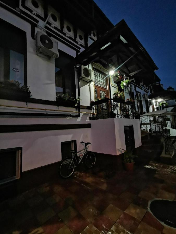 Joe Hostel Boekarest Buitenkant foto