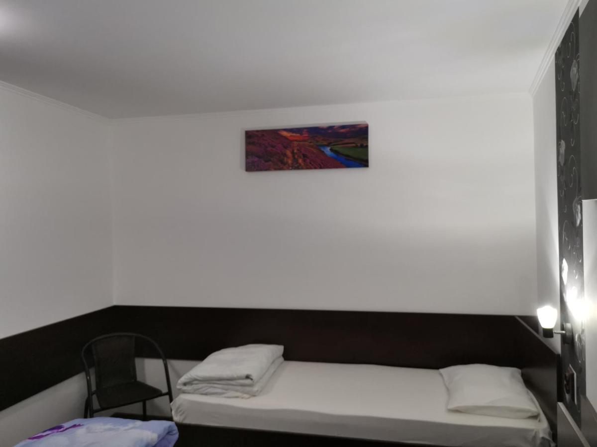 Joe Hostel Boekarest Buitenkant foto