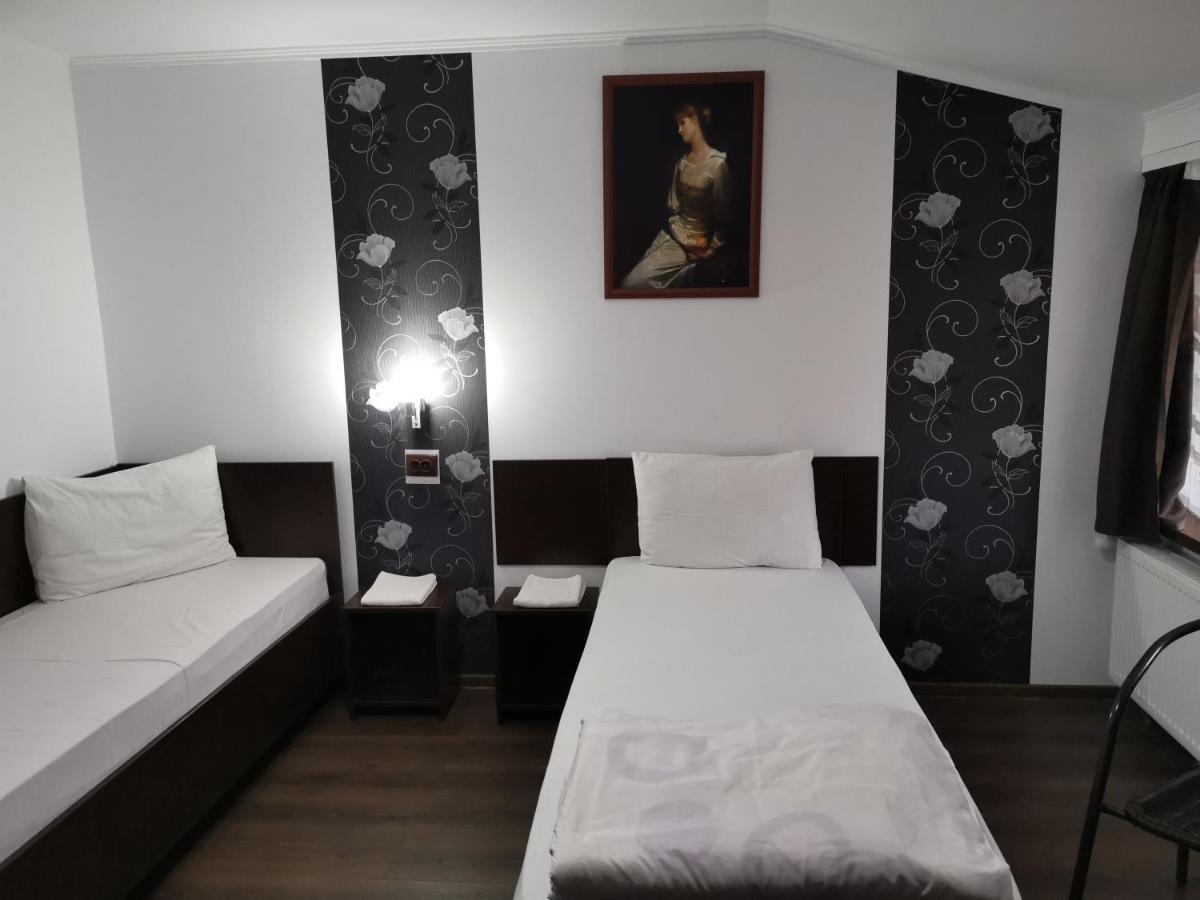 Joe Hostel Boekarest Buitenkant foto