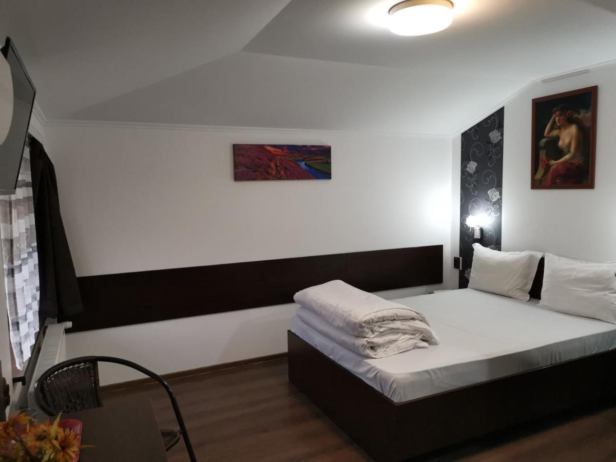 Joe Hostel Boekarest Buitenkant foto